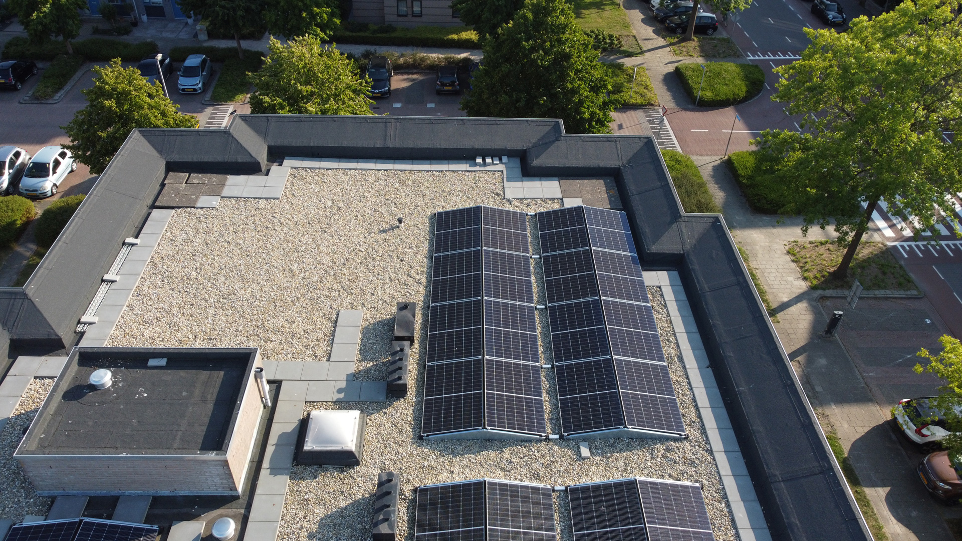 Leiderdorp zonnepanelen in oost/west orientatie voor een mooi verdeelde energie opbrengst.